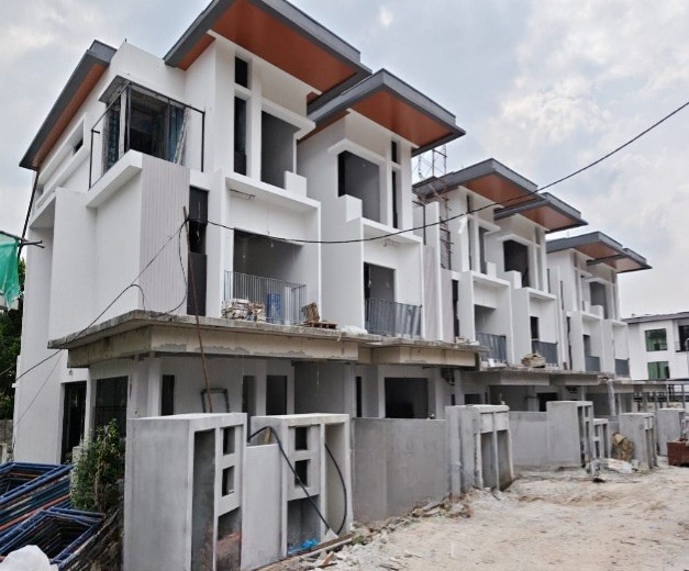 Duta Villa 3 ​Site Progress as at 31 Aug 2026 - The walls of the said Building with door and window frames placed in position in progress.