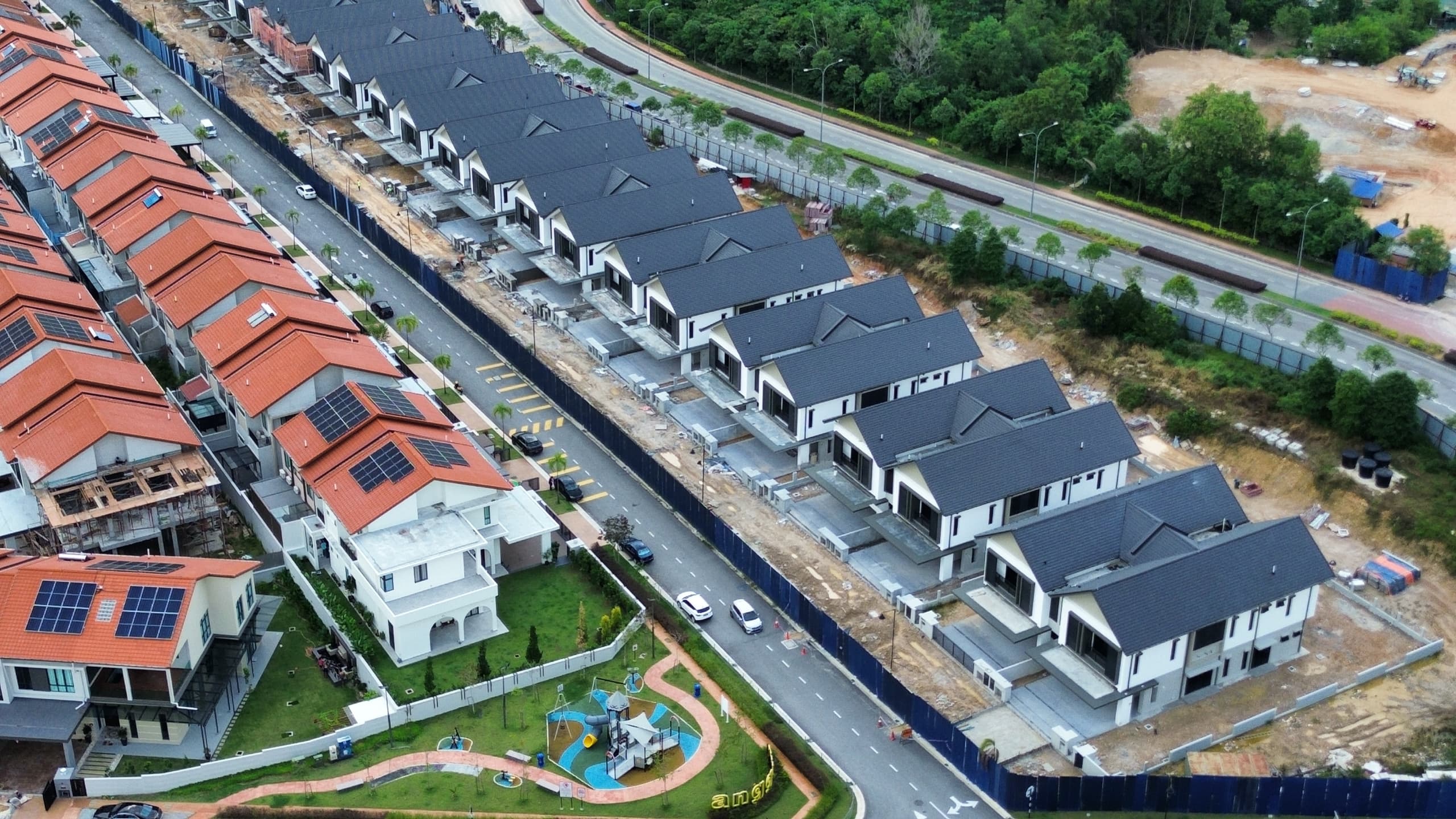 Site photo Bandar Kinrara Anggun Villa 3 Phase 7A7A as at 21/01/2026 - 65% site progress - The internal and external finishes of the said building including the wall finishes.