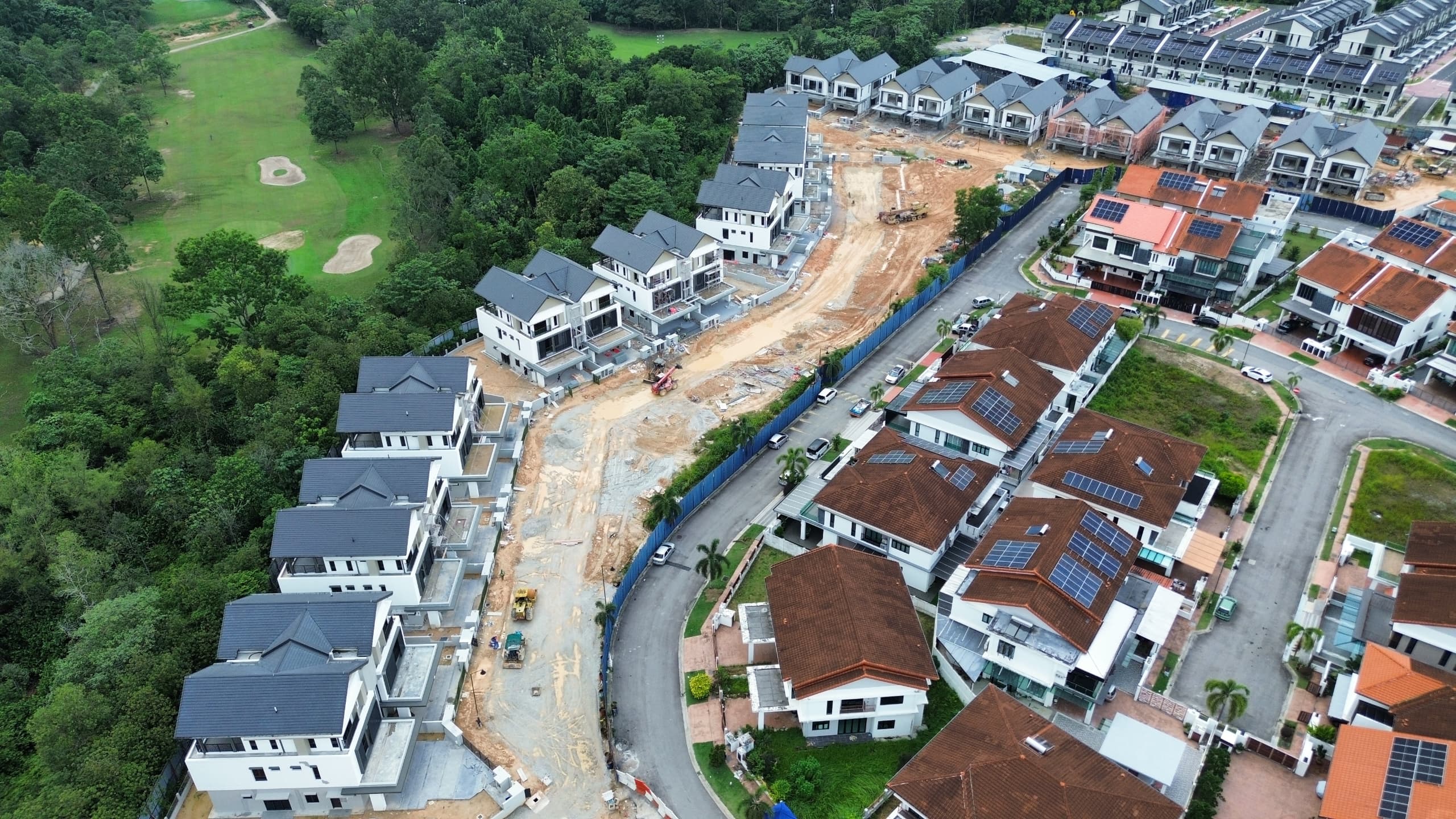 Site photo Bandar Kinrara Anggun Villa 2 Phase 7A7B as at 21/01/2026 - 65% site progress - The internal and external finishes of the said building including the wall finishes.