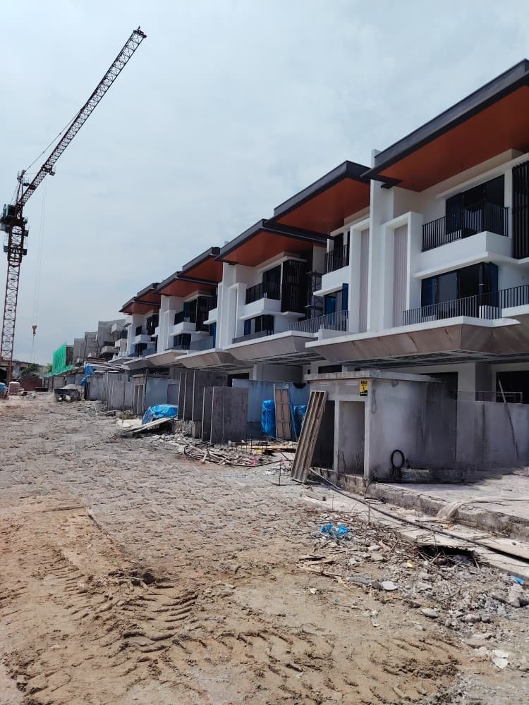 Duta Villa 3 ​Site Progress as at 30 Jun 2026 - The roofing, electrical wiring, plumbing (without fittings) and internal telecommunication trunking and cabling to the said Building in progress.