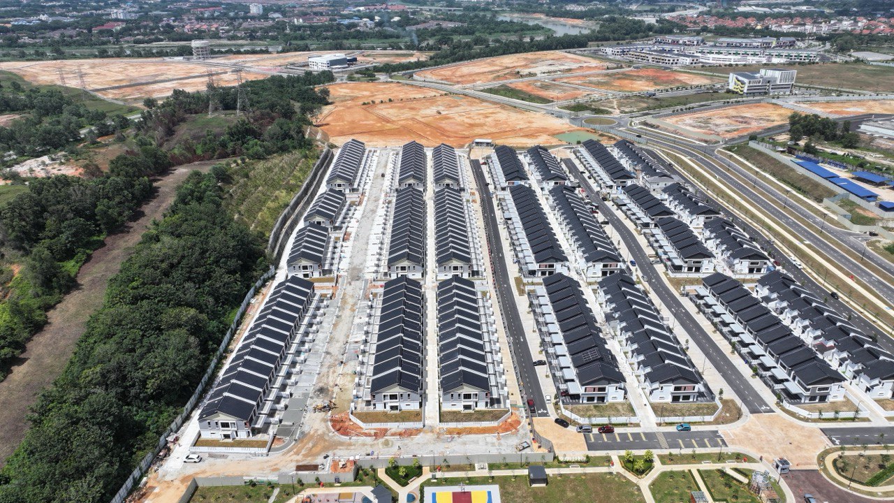 Phase A10-03 Ferrous 2 - Aerial view. (3 rows from the left side). Architectural and infrastructure works in progress  - 6 Oct 2025