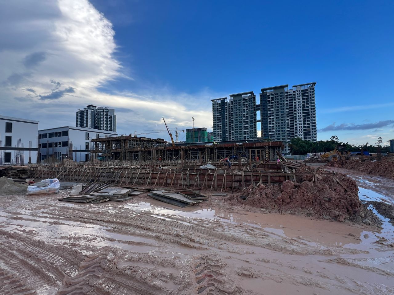 01/10/2025
- Foundation, structural work, drainage and sewerage in progress.